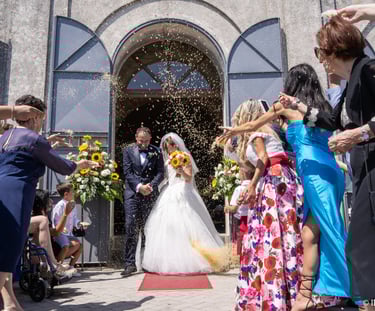sposi durante il lancio del riso
