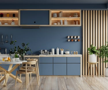 cuisine avec murs bleus claustra bois et parquet au sol