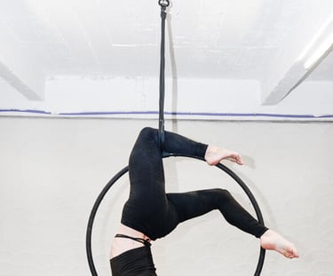 Vrouw beoefent aerial hoop bij De Polecats Fabriek in Gent