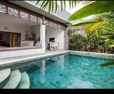 Desain kolam renang minimalis modern dengan air jernih di halaman belakang rumah