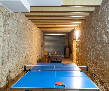Sala de juegos con mesa de ping-pong en la planta baja de Carmens Rural, Sant Jordi