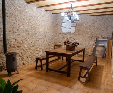 Sala de reuniones con mesa de madera en la planta baja de Carmens Rural, Sant Jordi