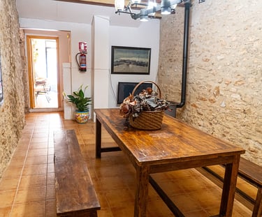 Comedor rústico en la planta baja de Carmens Rural, Sant Jordi