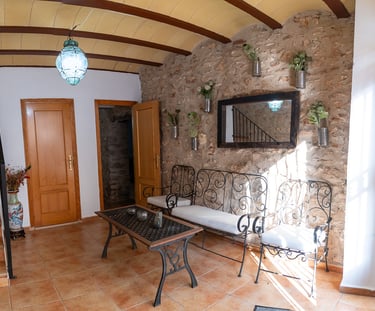 Área de descanso en la planta baja de Carmens Rural, Sant Jordi