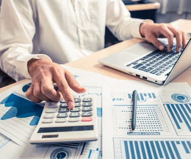 مشهد يوضح نظام الرقابة الداخلية والتدقيق الداخلي لحماية أصول الشركة وتحسين الكفاءة التشغيلية.