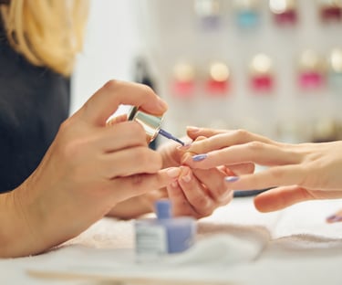 nail technition coloring finger nails for customer