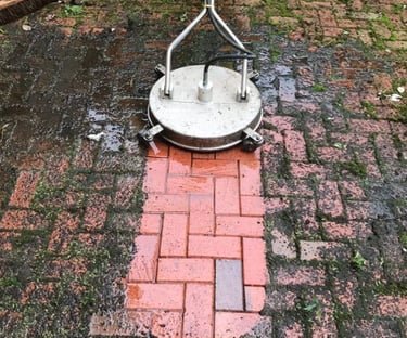 Décrassage de terrasse en profondeur avec un nettoyeur de surface à Verviers.