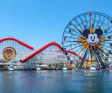rueda de la fortuna y montaña rusa en el pixar pier de disney california adventure en disneyland