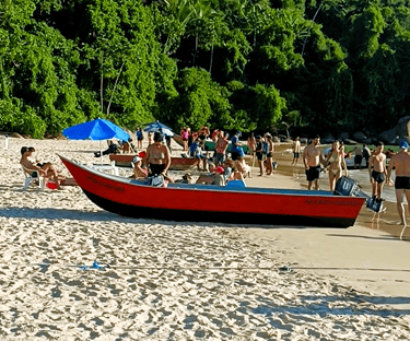 barco vermelho na ilha do Prumirim