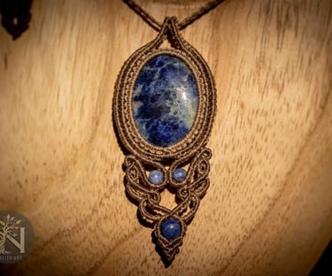 pendentif micro macramé, pierre bleue sodalite, fil plat marron clair, arabesques, élégance, art éthique, artisanat français
