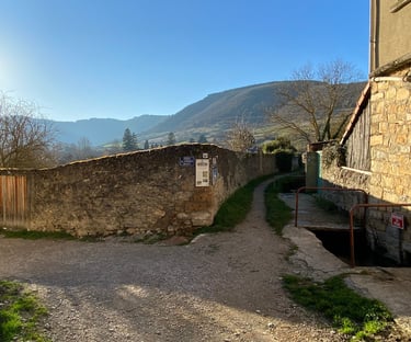Ruelle dans le village proche du camping des deux sequoias