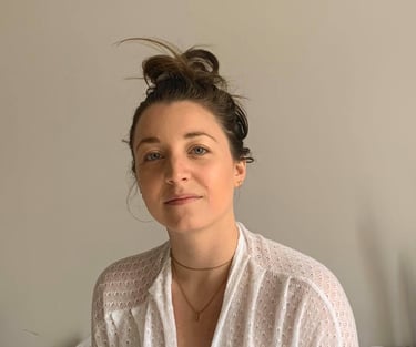 portait femme de 25 ans portant un chignon