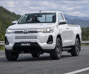 Toyota Hilux elétrica 2026 rodando em estrada com paisagem ao fundo