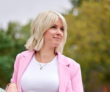 blondewomanpinkblazer