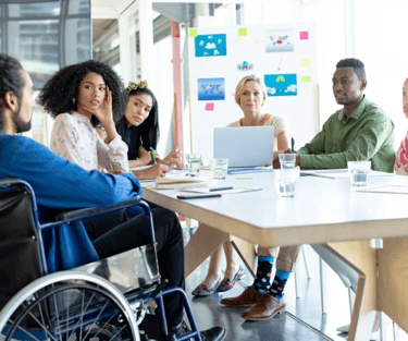 Jovem líder em reunião com equipe diversa discutindo ideias