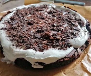 gâteau avec glaçage blanc et pépites de chocolat