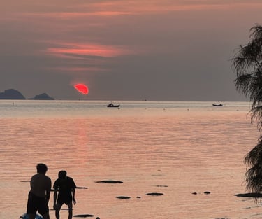 Coucher de soleil à Koh Samui sur une plage en Thaïlande