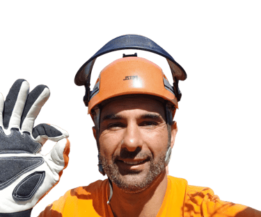 élagueur portant un casque faisant le signe OK