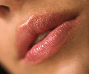 femme recevant un lipblush maquillage permanent des lèvres 
