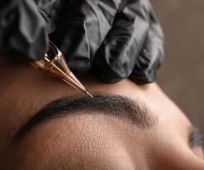 femme recevant un maquillage permanent avec Pigmentation permanente