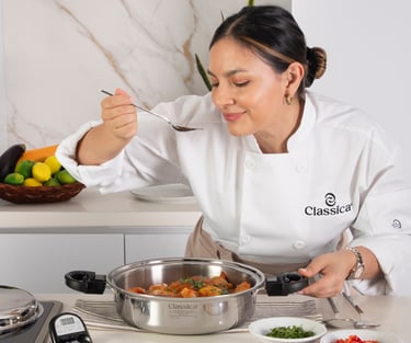 trabajando en un estudio de fotos para la marca classica de ollas