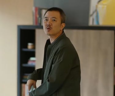 老方是“简言的夏冬”里的配角演员。