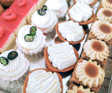 Plateaux de mignardises artisanales sucrées – assortiment élégant de mini-pâtisseries, macarons, tar