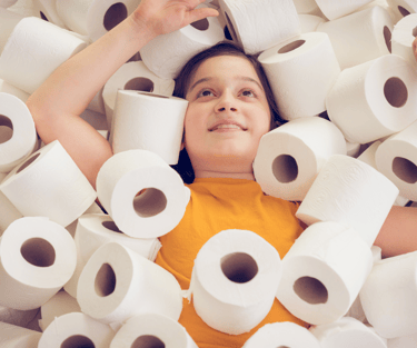 papier toilette selle constipation peur rouleaux tissus tee-shirt jaune fille enfant