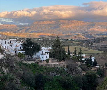 hegyi falu fehér házakkal