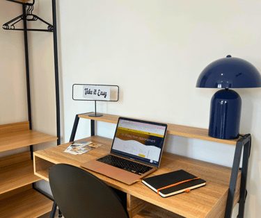 Espace bureau équipé pour télétravail ou travail en déplacement professionnel.