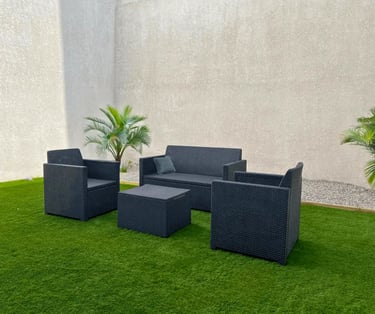 Espace extérieur avec salon de jardin pour hébergement professionnel