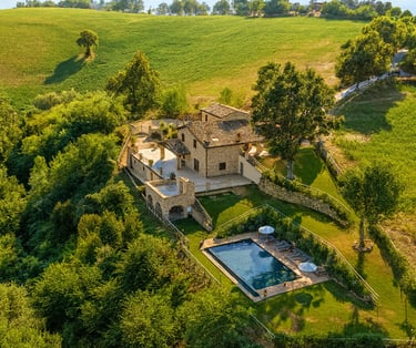 vista villa con piscina tra colline Marche