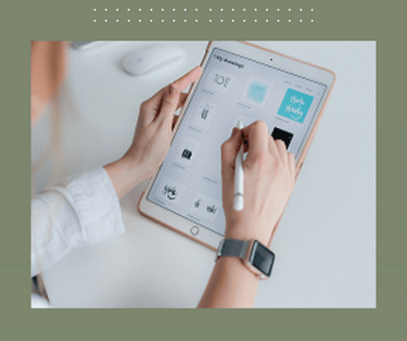 Uma mulher usando iPad rosa dourado