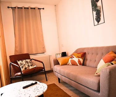 Coin salon cosy pour se détendre après le travail, hébergement professionnel