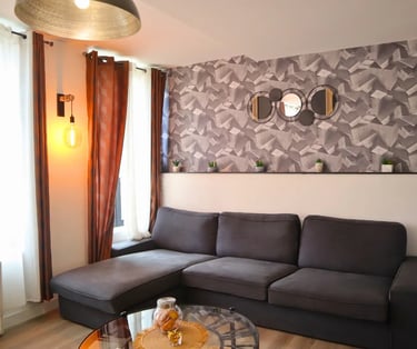 Salon confortable avec canapé d’angle, hébergement professionnel