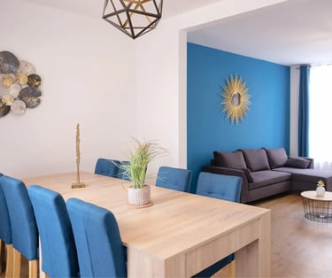 Salle à manger ouverte avec salon, logement professionnel pour équipes