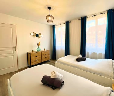  Chambre spacieuse avec lits confortables et rangements pour séjour professionnel.
