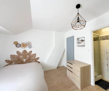 Chambre double lumineuse proche salle d’eau, logement professionnel