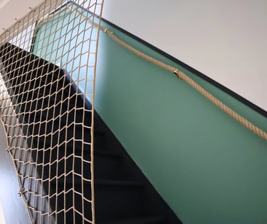 Cage d’escalier design avec garde-corps moderne, logement professionnel