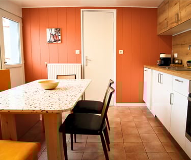 Cuisine équipée avec coin repas pratique pour professionnels en déplacement.