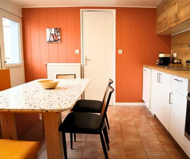 Cuisine équipée avec coin repas, location meublée pour professionnels