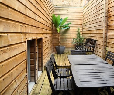 Terrasse privative avec table et chaises pour repas d’équipe en extérieur.