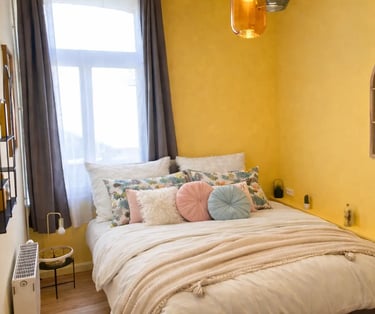 Chambre double jaune lumineuse, hébergement professionnel en déplacement