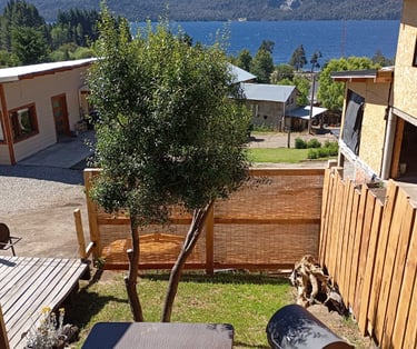 jardín con vista al lago
