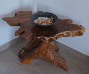 kleiner Beistelltisch, bestehend aus Baumscheibe und Fuß aus Baumstamm