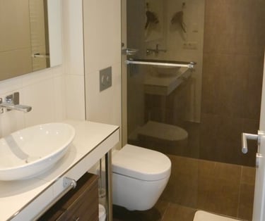 Bad mit Toilette und bodengleicher Dusche