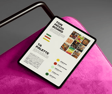 IPad présentant les pages "Ton Moodboard" et "Ta Palette" du Brand Starter