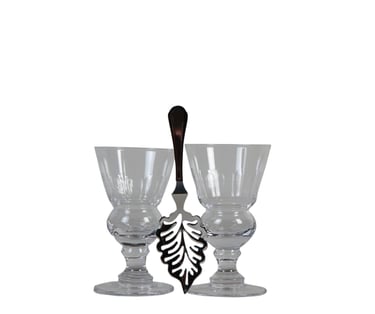 Verres et cuillères de l'absintherie Guilloud du val de travers