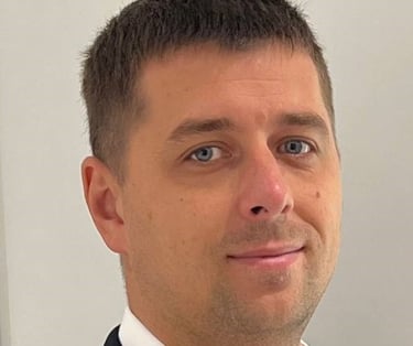 a man in a suit and tie with a tie