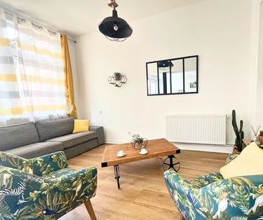 Salon cosy avec TV et canapé, logement professionnel pour séjour de longue durée